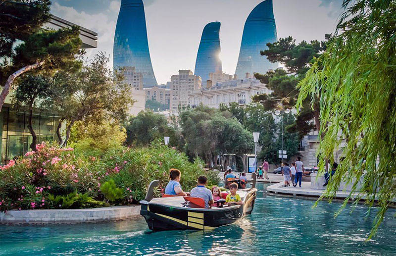 ونیز کوچک باکو در بلوار باکو