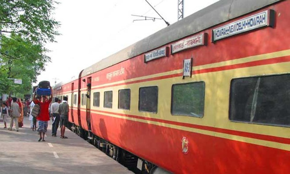 قطارهایی که هندی ها را به مقصد می رسانند