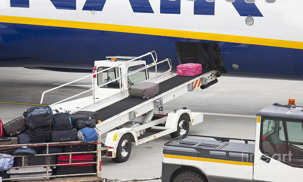 تخلیه بار و چمدان ها از هواپیما