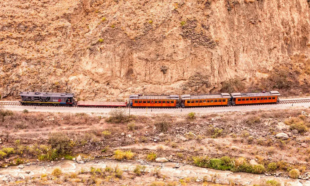 تجربه هیجان با عبور از ترسناک ترین ریل های دنیا